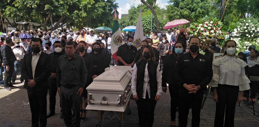 Por favor equipen bien a los policías: madre de policía asesinado