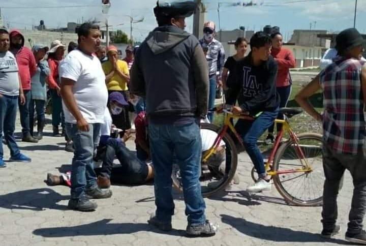 Mientras custodiaba a candidato de Oriental, atropelló a una persona y casi lo linchan