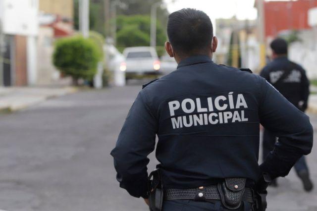 Policías acuden a llamado de presunta gente armada en escuela de Tehuacán