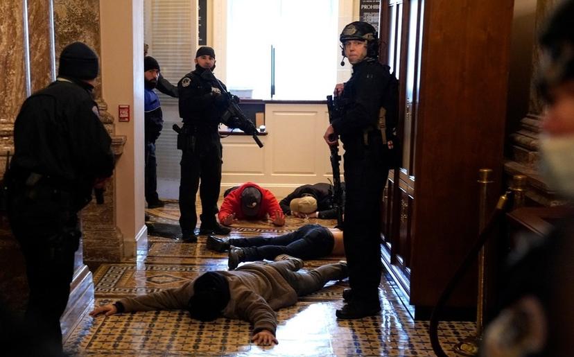 Reportan una mujer herida por toma de Capitolio en Washington