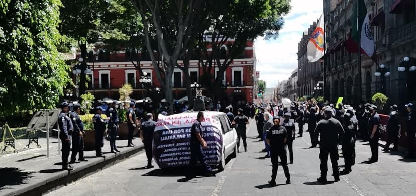 VIDEO Marchan policías estatales a Casa Aguayo por alza salarial