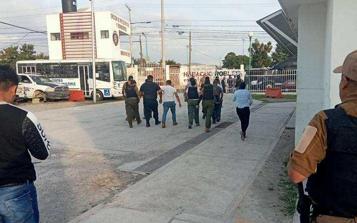 Tras atropellar a infantes, FGE detiene a policías de Acajete