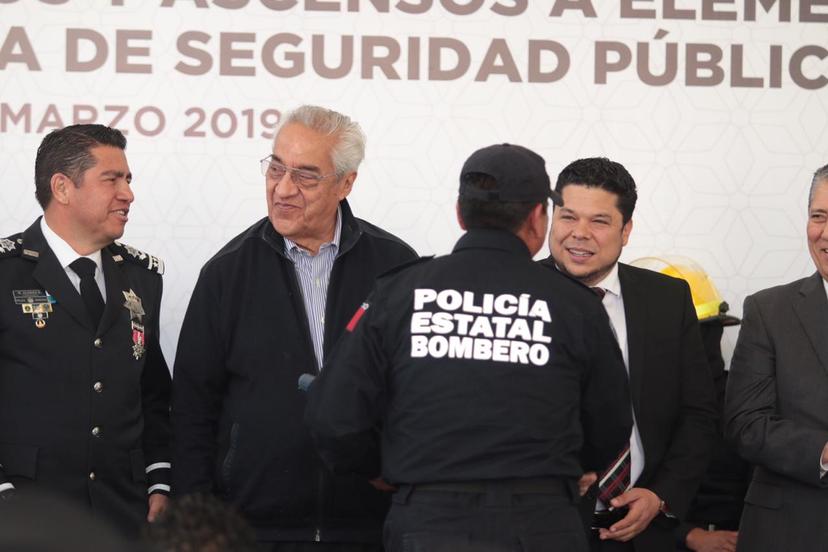 Entrega Pacheco Pulido estímulos y ascensos a policías