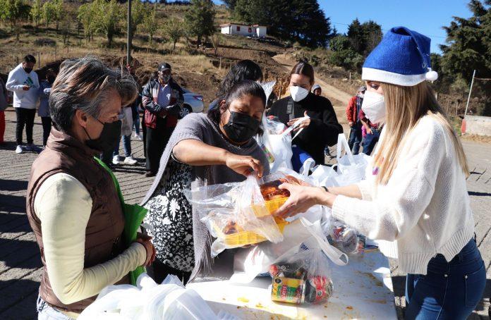 Entrega fundación María de la Barreda 350 pollos en el pollotón