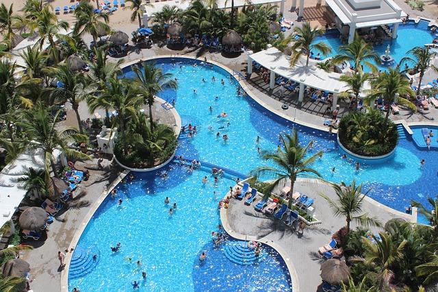 Cierran hotel de Cancún por organizar fiesta de alberca