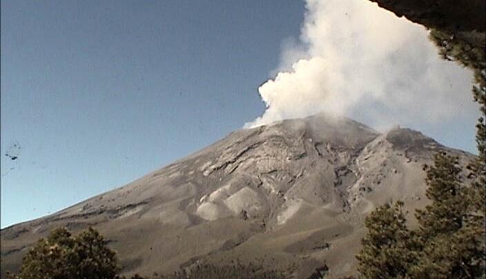 Popocatépetl baja exhalaciones pero mantiene explosiones