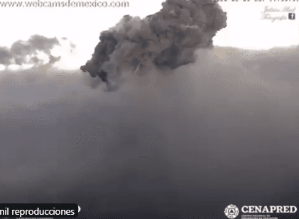 VIDEO Fumarola de mil 500 metros lanza el volcán Popocatépetl