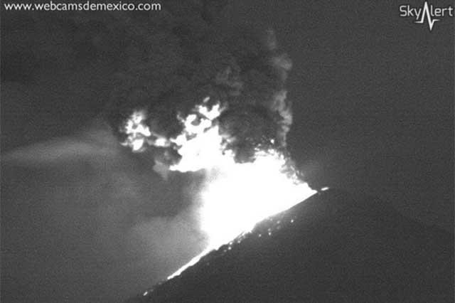 Puebla amanece de blanco tras lluvia de ceniza del volcán Popocatépetl