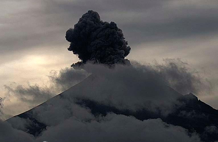 Popocatépetl baña de ceniza a municipios del Estado de México