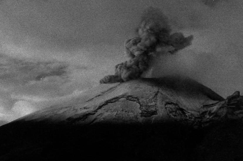 Popocatépetl registra explosiones y expulsión de fragmentos incandescentes