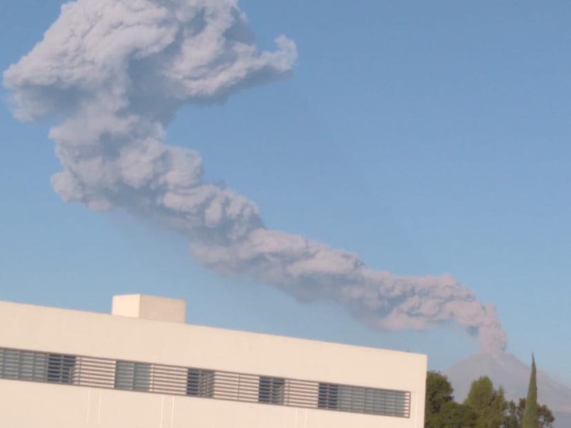 Popo exhala impresionante fumarola esta mañana 