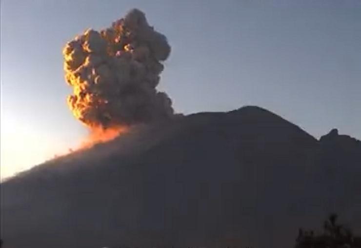 VIDEO Despierta el Popocatépetl con dos explosiones este jueves