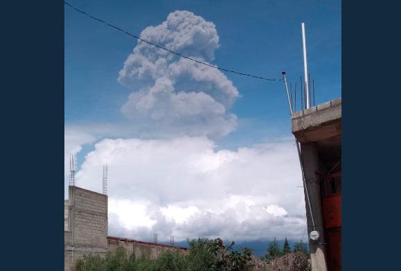 Popocatépetl emite impresionante fumarola