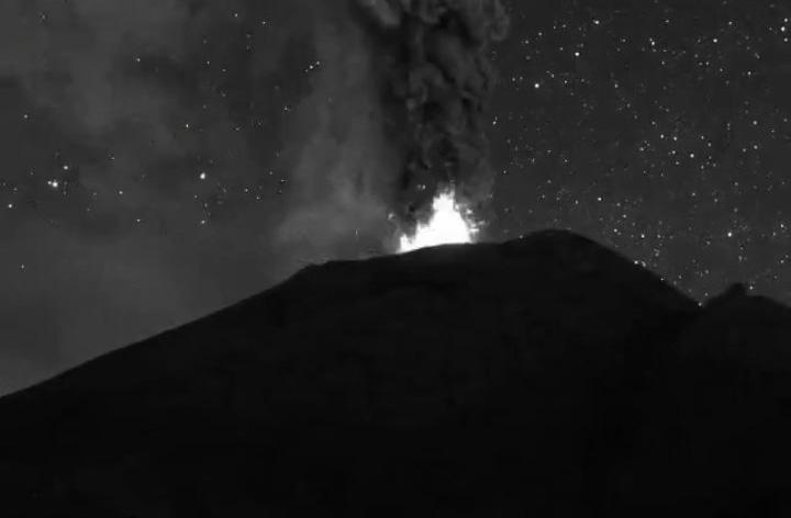 Cierran aeropuerto de Puebla por caída de ceniza del Popocatépetl