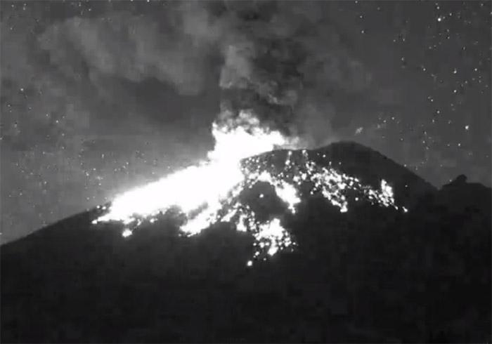 Registra Popocatépetl gran explosión de madrugada