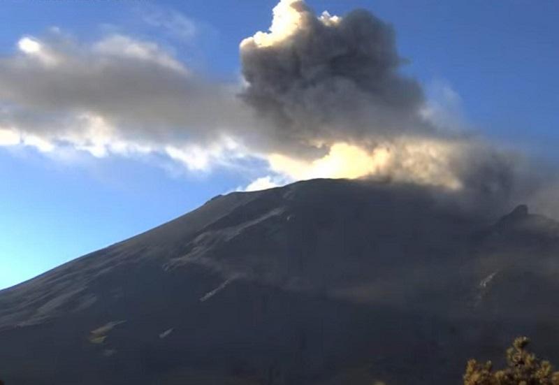 Lanza fumarola el Popo y va ceniza a 9 municipios de Puebla y Tlaxcala