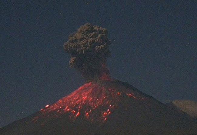 VIDEO Popocatépetl sorprende con expulsión de fragmentos incandescentes