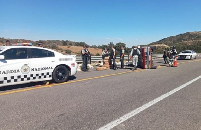 Camioneta con papayas vuelca y descubren paquetes de ¡marihuana!