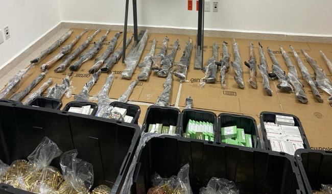 En Tijuana aseguran 29 armas largas y mil 860 frascos con marihuana procesada