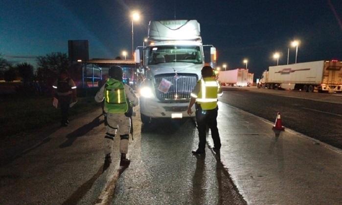 Frenan a tractocamión con 54 mil litros de gasolina sin acreditar origen