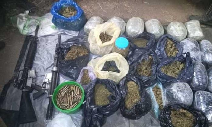 Aseguran 19 kilos de marihuana, droga cristal y armas en Michoacán