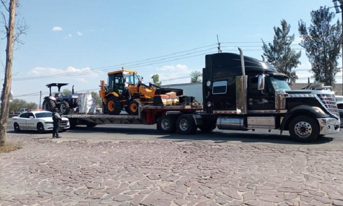 Roban tráiler con todo y un tractor y una retroexcavadora