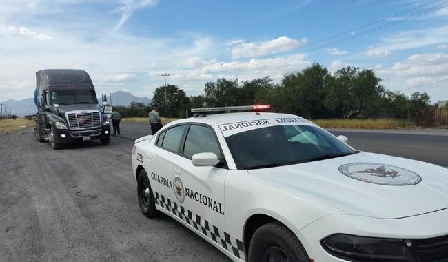 Confiscan tractocamión con 55 mil litros de combustible al parecer robado