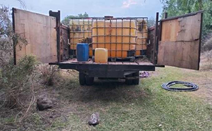 Encuentran toma clandestina conectada a camioneta huachicolera