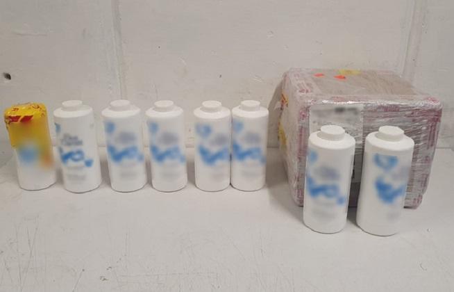 Interceptan envío de droga cristal en botes de talco