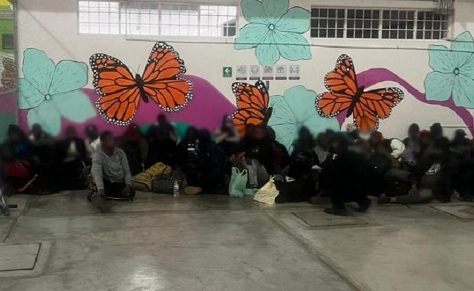 Aseguran a 102 migrantes africanos en autobuses de pasajeros en Oaxaca