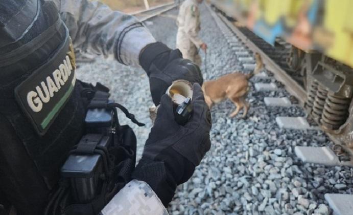 Localizan tubos rellenos con meta a un costado de las vías del tren