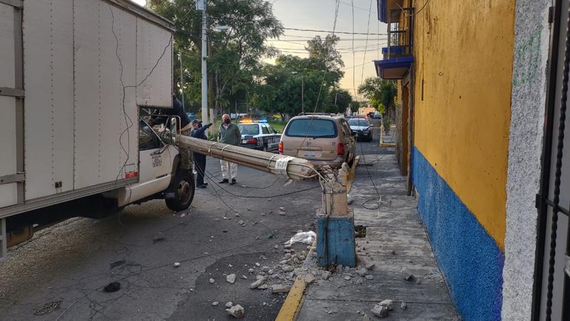 Camioneta tira poste y deja sin luz y servicio de cable a cientos de atlixquenses