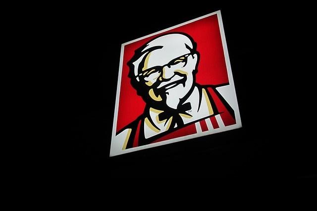 Porque no le dieron servilletas, mujer dispara en el KFC