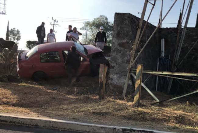 Auto se estrella contra barda y quedan dos prensados en la Recta a Cholula