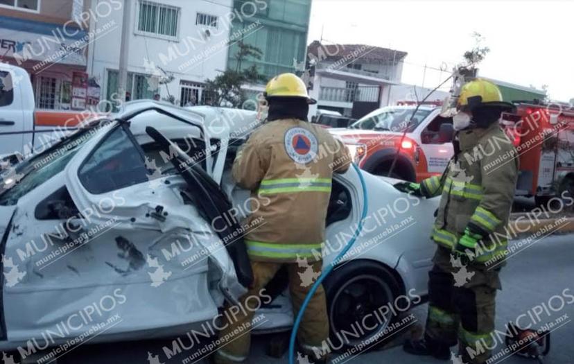 Joven estampa su auto contra metrobús y queda prensado en Puebla