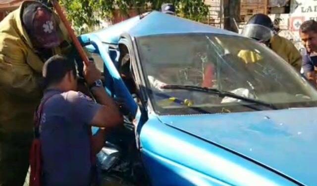 En aparatoso accidente queda mujer prensada en Izúcar