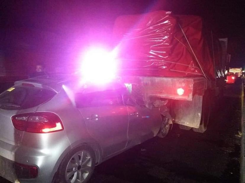 Auto queda debajo de camión en la Teziutlán-Virreyes; hay un muerto