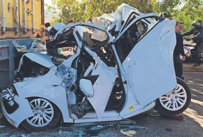 Joven queda prensado entre dos tráileres y sobrevive de milagro