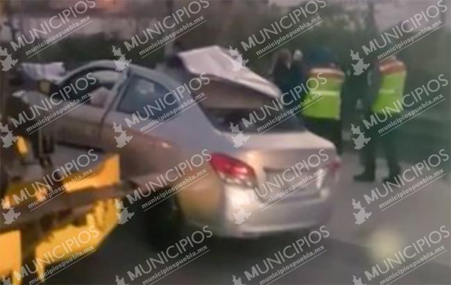 Ebrio choca frente a la Central de Abasto de Puebla y su acompañante muere prensado