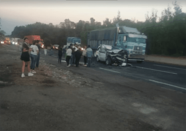 Tráiler aplasta camioneta y joven muere prensado en la México-Puebla