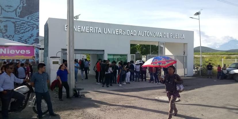 Falta alumbrado en alrededores de prepa BUAP en Izúcar