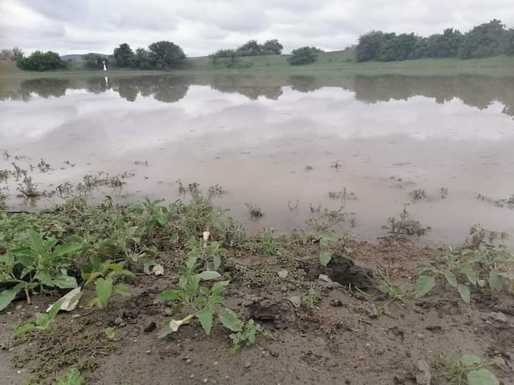 Hermanos caen a represa de Xochitlán Todos Santos y mueren ahogados