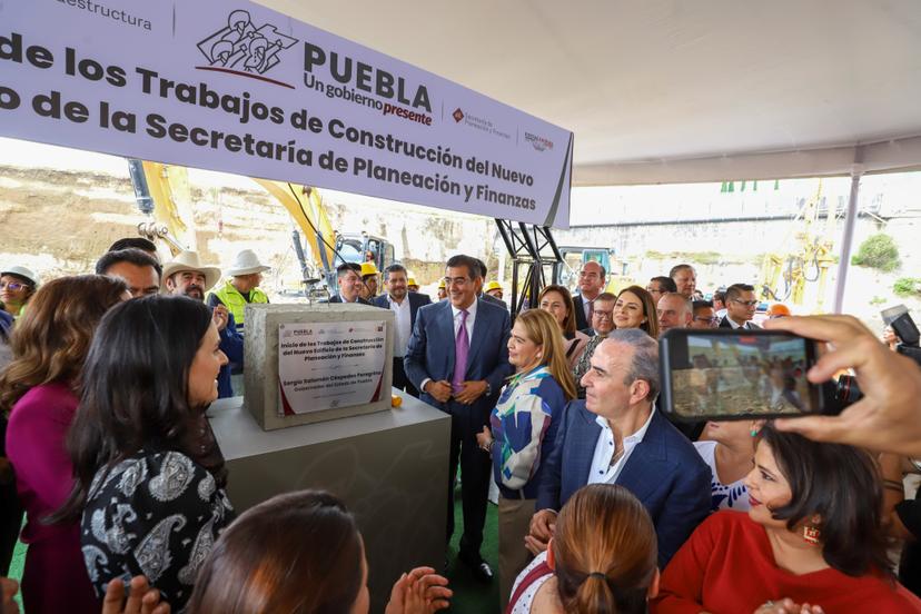 Céspedes coloca primera piedra de la nueva sede de Finanzas