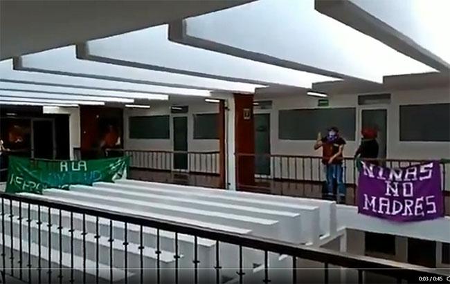 VIDEO Feministas no se irán del Congreso hasta que se legalice el aborto en Puebla