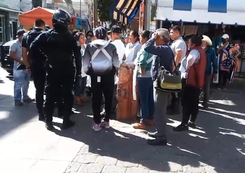 Se enfrentan comerciantes y policías por detención de un cargador en Tehuacán