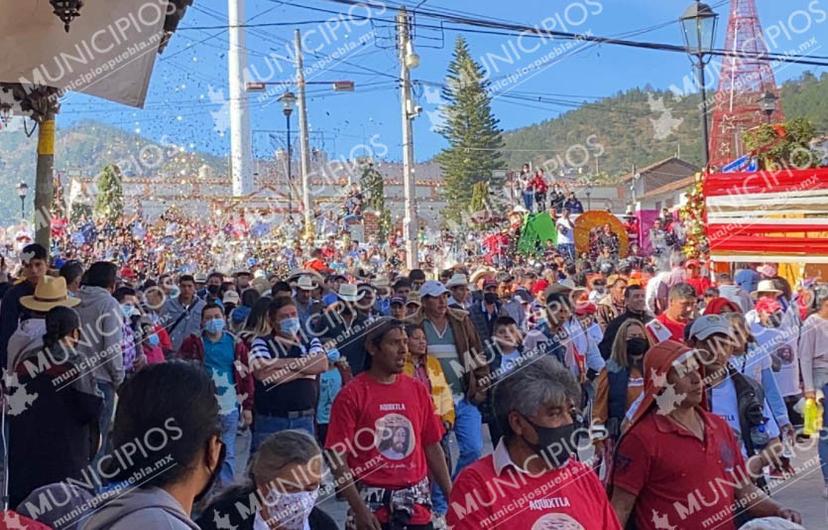 Pese al covid cientos de fieles visitan al Padre Jesús en Aquixtla