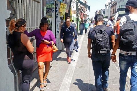 Ambulantes y funcionarios extorsionan a sexoservidoras de la capital