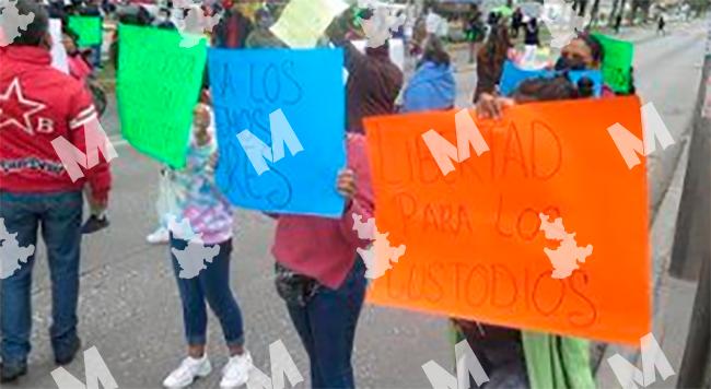 VIDEO Familias de custodios detenidos por fuga de El Pirulí bloquean la 11 sur