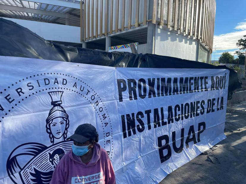 Pobladores se manifiestan contra obras del Mercado Municipal de Tecamachalco