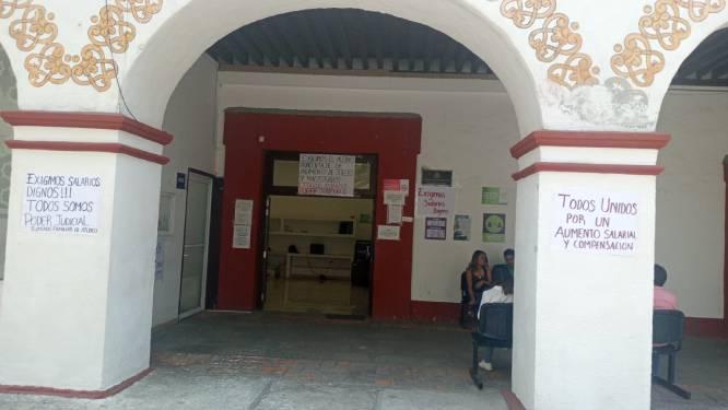 Trabajadores del juzgado de lo familiar de Atlixco llevan 14 años sin aumento de sueldo